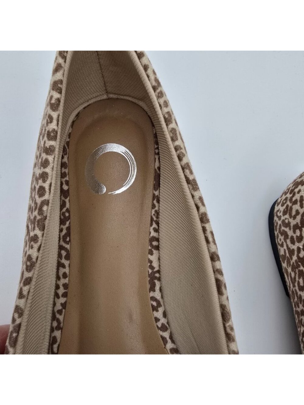 Leopard Print Women’s Pointed Toe Flats Size 6 Brown Textile Pre-Owned - Picture 2 of 7